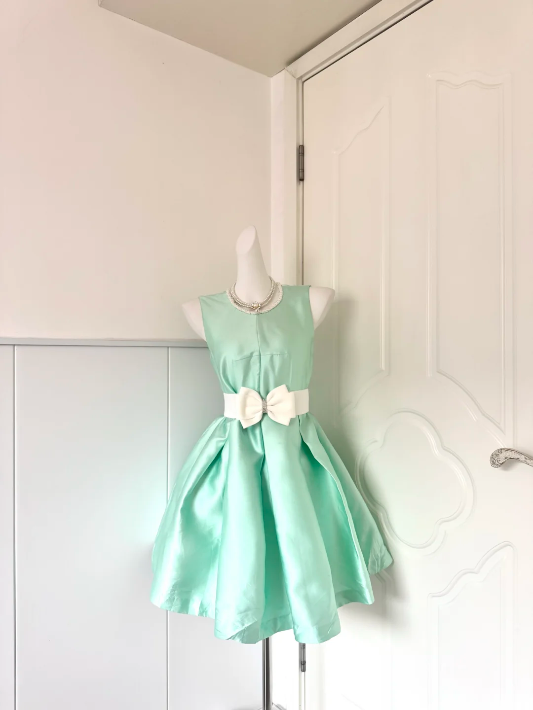 Mint Green Satin Sleeveless Short Cocktail Dress, Lace Trim Round Neck White Rhinestone Bow Sash High‑Waist A‑Line Mini Homecoming Gown gh9157
