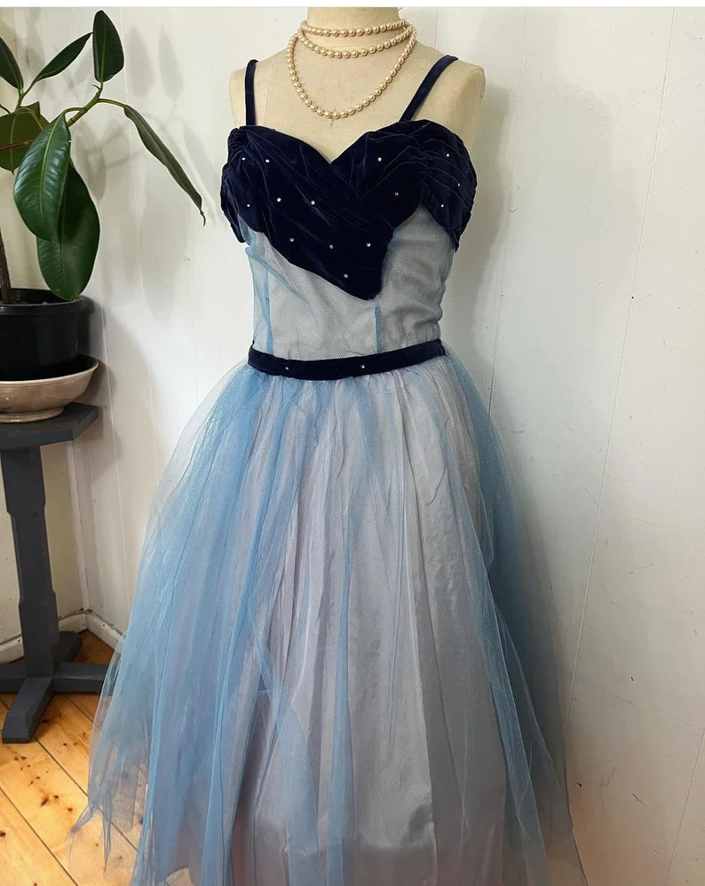 Blaues süßes zartes Perlen-Spaghettiträger-langes Tüll-Ballkleid Abendkleid Partykleid Homecoming-Kleid gh3488