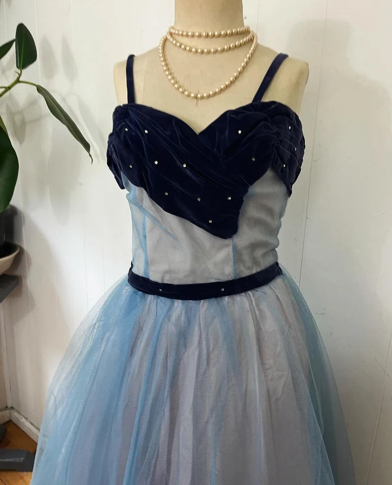 Blaues süßes zartes Perlen-Spaghettiträger-langes Tüll-Ballkleid Abendkleid Partykleid Homecoming-Kleid gh3488