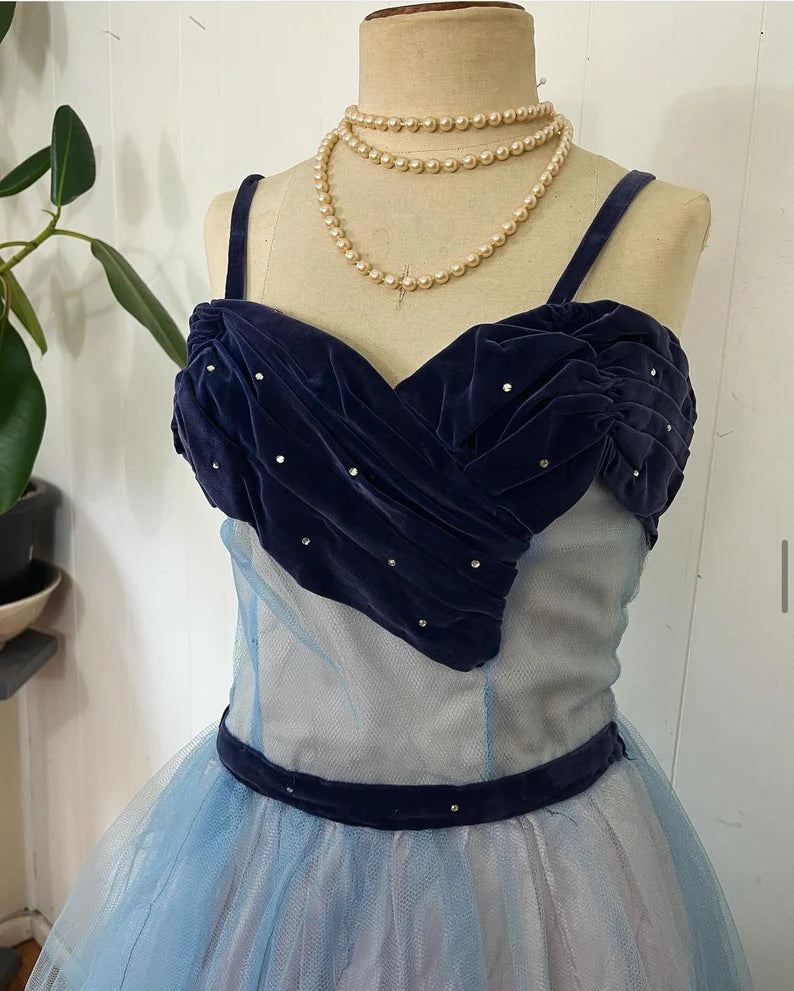 Blaues süßes zartes Perlen-Spaghettiträger-langes Tüll-Ballkleid Abendkleid Partykleid Homecoming-Kleid gh3488