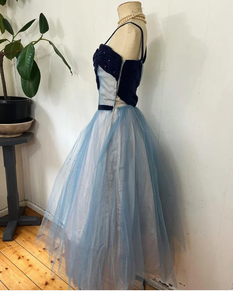 Blaues süßes zartes Perlen-Spaghettiträger-langes Tüll-Ballkleid Abendkleid Partykleid Homecoming-Kleid gh3488