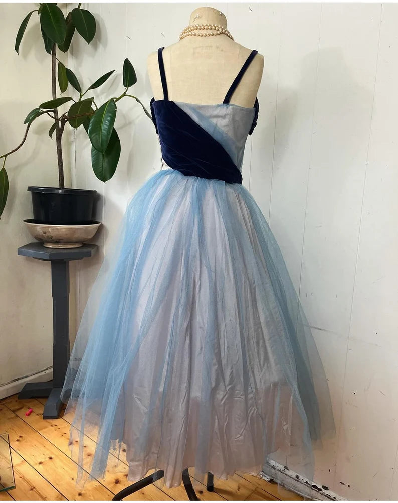 Blaues süßes zartes Perlen-Spaghettiträger-langes Tüll-Ballkleid Abendkleid Partykleid Homecoming-Kleid gh3488