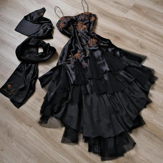 Schwarzes, zartes, florales Stickerei-Applikations-Lang-Spaghettiträger-elegantes Rüschen-Satin-Ballkleid-Abendkleid-Partykleid gh3239