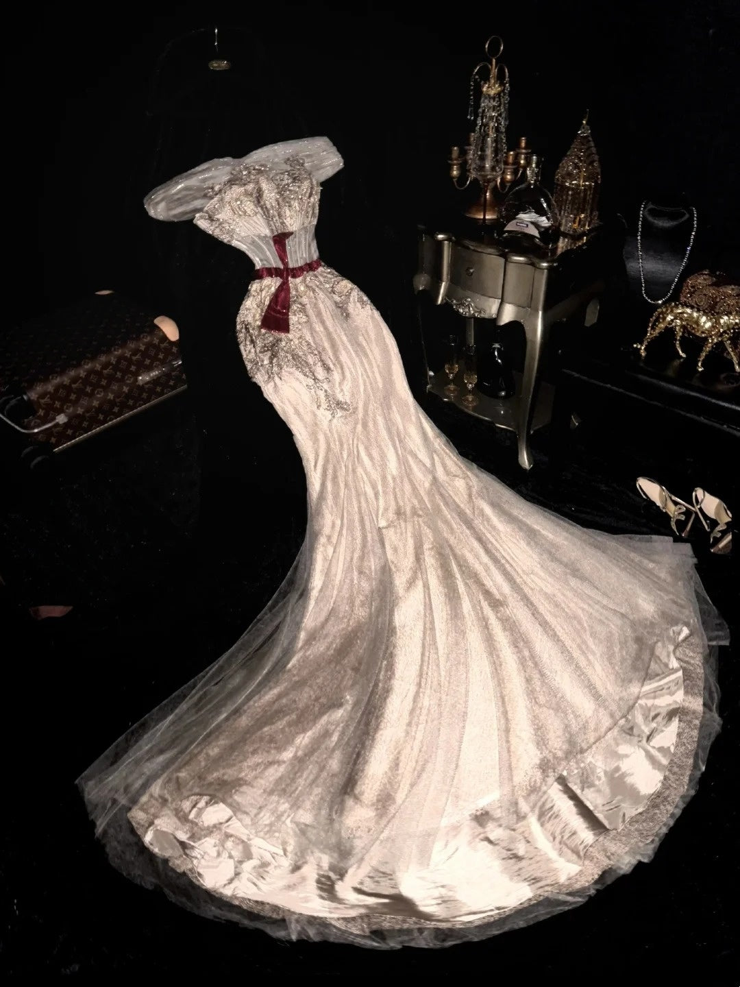 Robe de soirée sirène bustier de luxe, style rétro, broderies dorées et ceinture rouge - Robe de bal à thème noble gh6569