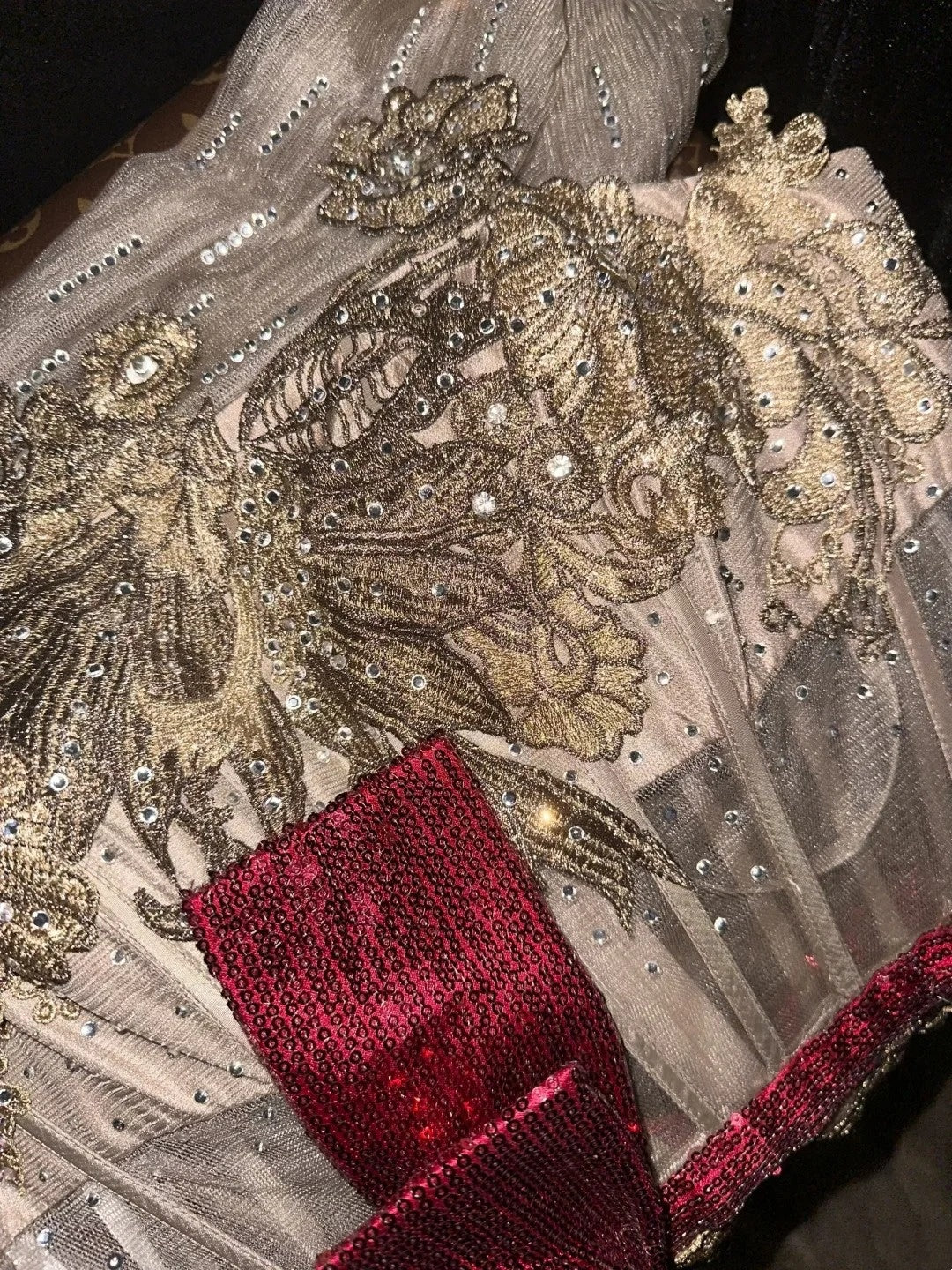 Robe de soirée sirène bustier de luxe, style rétro, broderies dorées et ceinture rouge - Robe de bal à thème noble gh6569