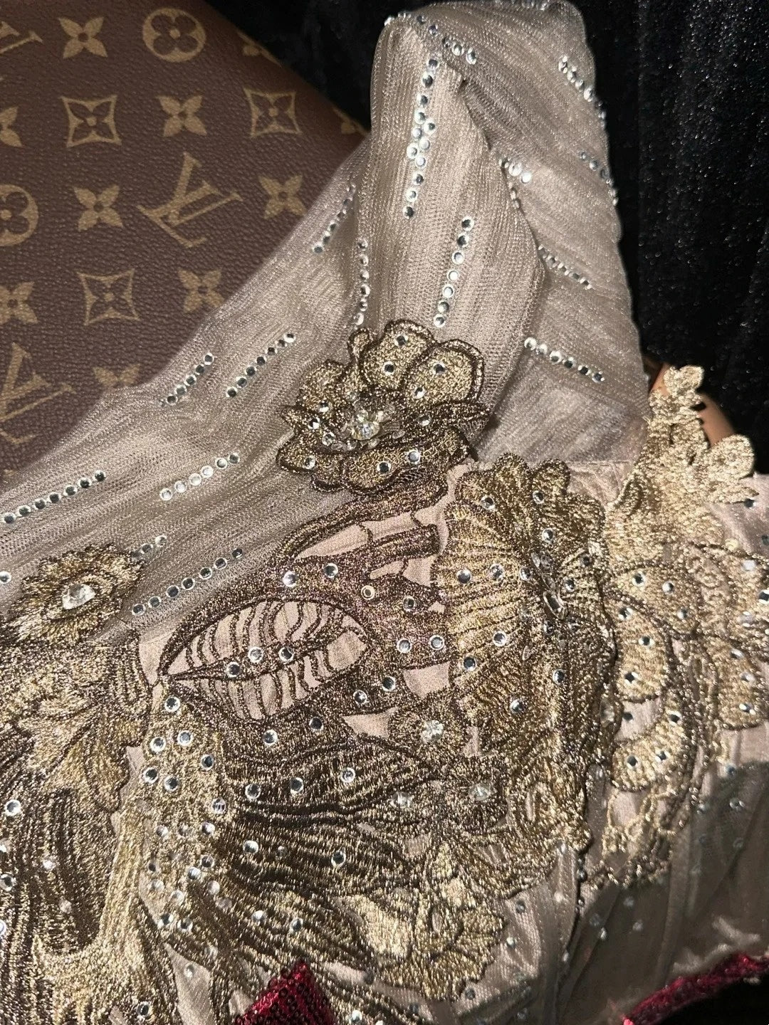 Robe de soirée sirène bustier de luxe, style rétro, broderies dorées et ceinture rouge - Robe de bal à thème noble gh6569