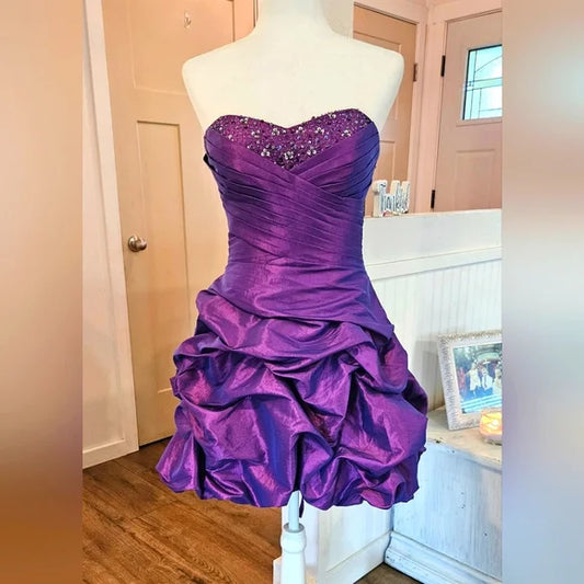 Lila glänzendes modisches Rüschen-Kurzes Satin-Homecoming-Kleid, Abendkleid, Geburtstagsparty-Kleid, exquisite Perlenverzierung, gh3566