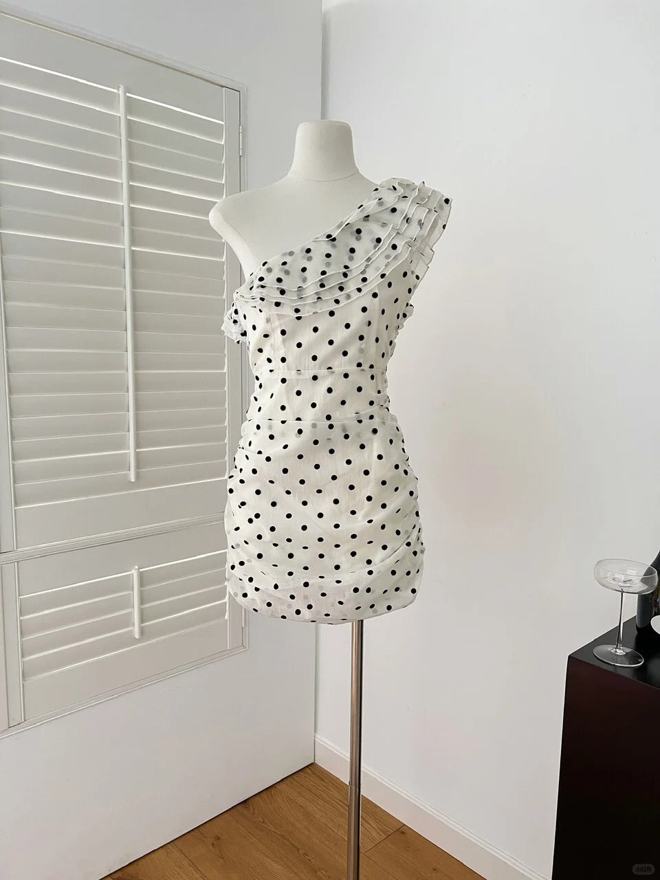 Schwarzes und weißes gepunktetes, gerüschtes, hüftkurzes Homecoming-Kleid gh4561