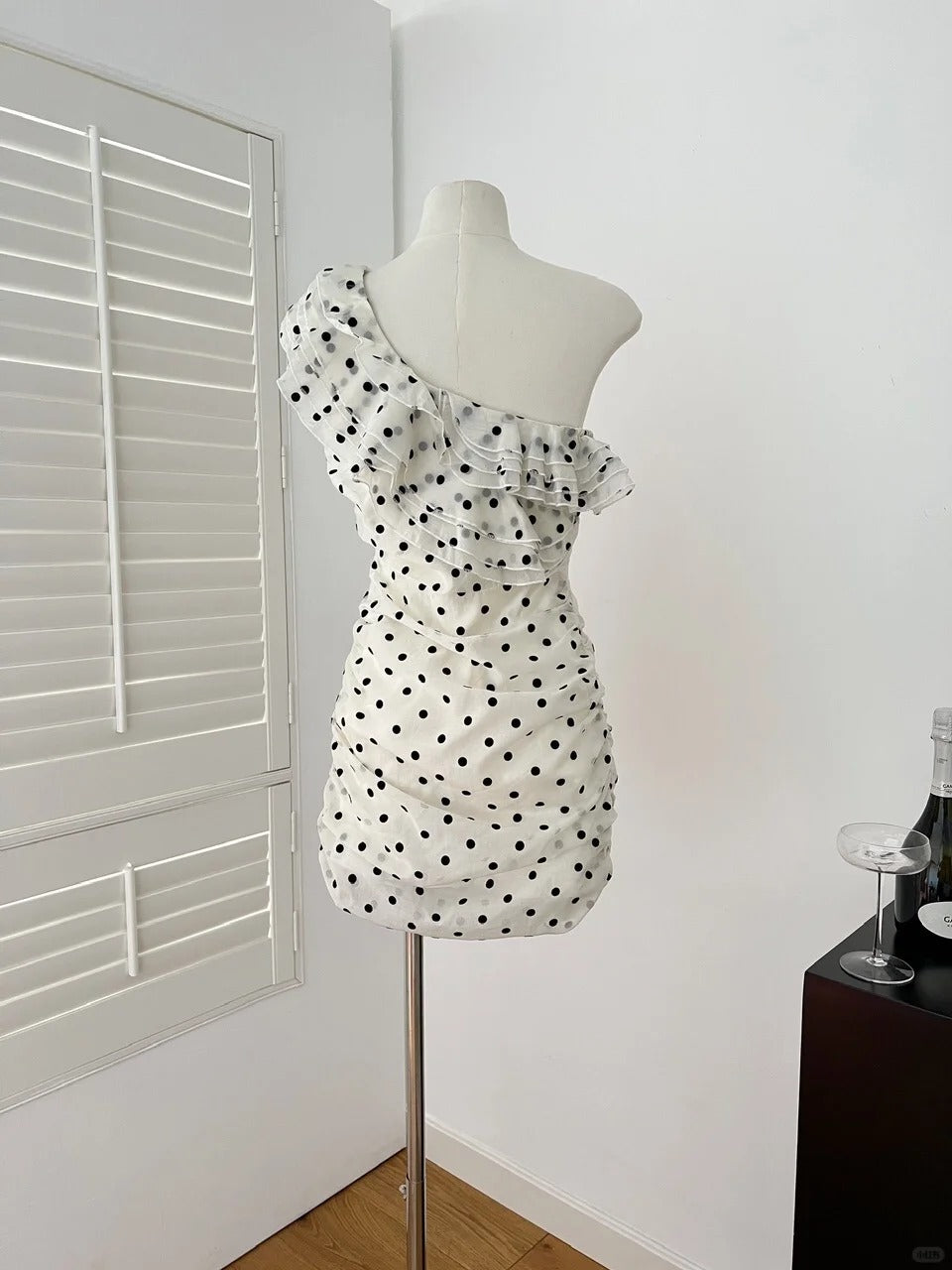 Schwarzes und weißes gepunktetes, gerüschtes, hüftkurzes Homecoming-Kleid gh4561