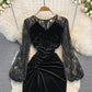 Schwarzes Samtkleid mit V-Ausschnitt und langen Ärmeln 10925