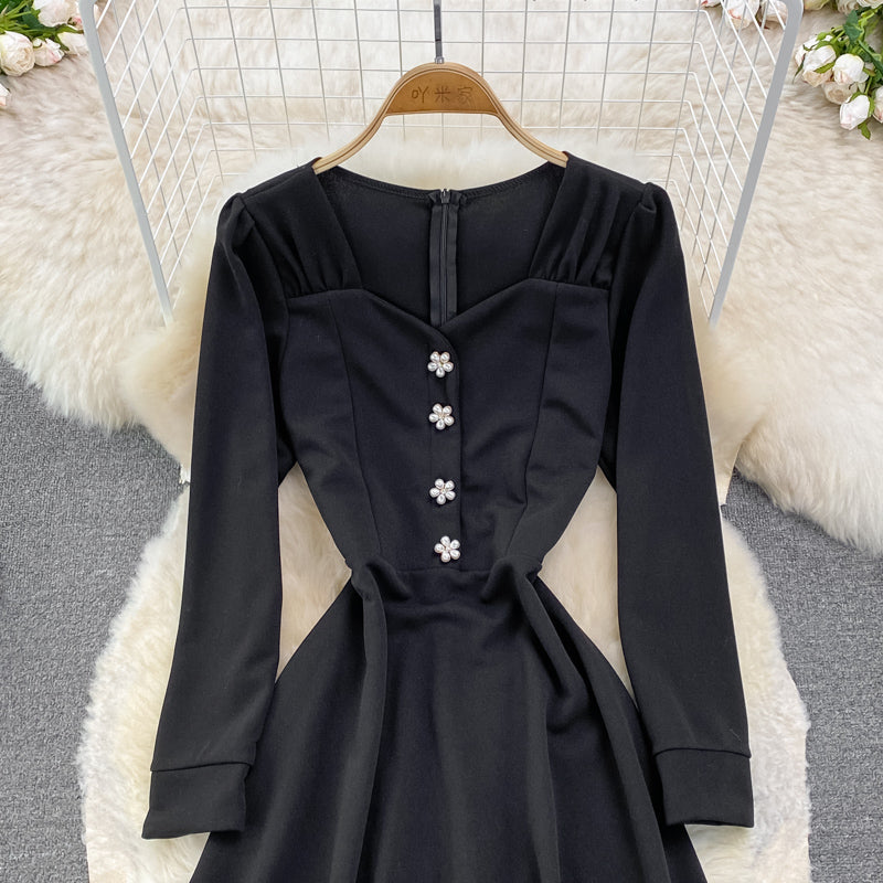 Robe noire à manches longues et coupe trapèze 10903