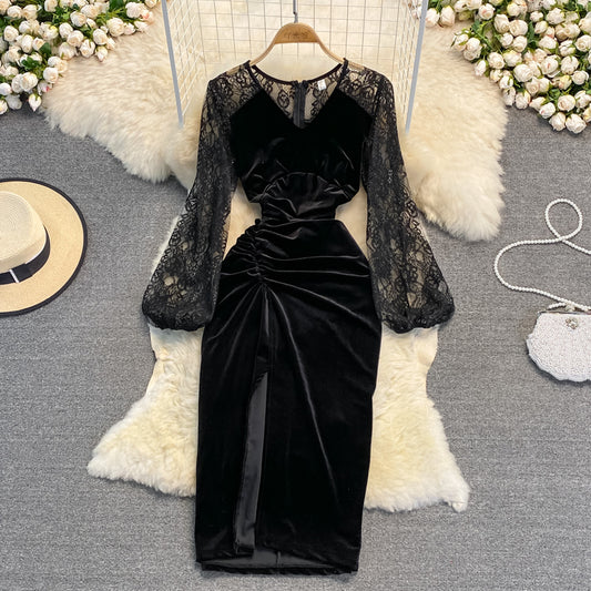 Schwarzes Samtkleid mit V-Ausschnitt und langen Ärmeln 10925