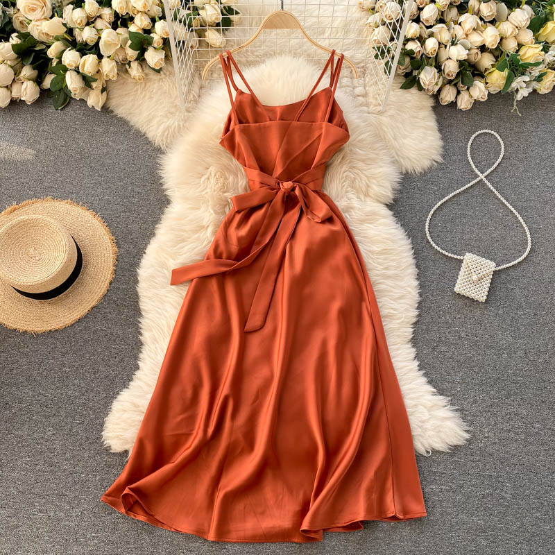 Robe courte en satin à la mode 10944