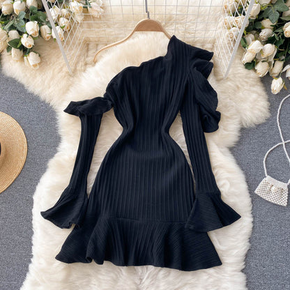 Robe noire à une épaule et à manches longues Robe tendance 10871 