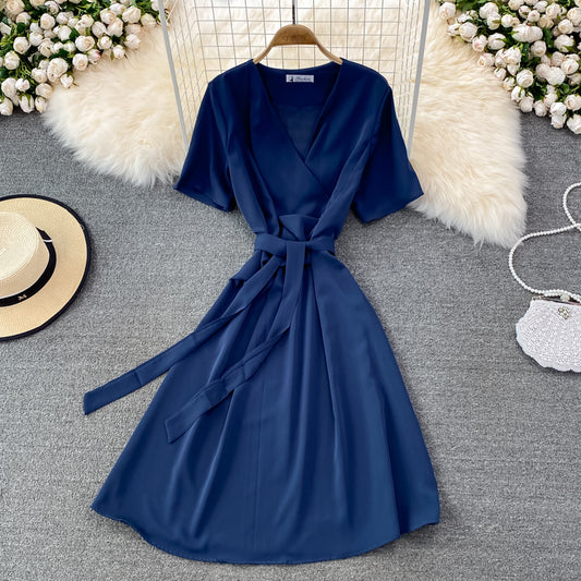 Einfaches kurzes Kleid mit V-Ausschnitt Modekleid 10865