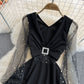 Schwarzes kurzes Kleid mit V-Ausschnitt A-Linie Modekleid 10832 