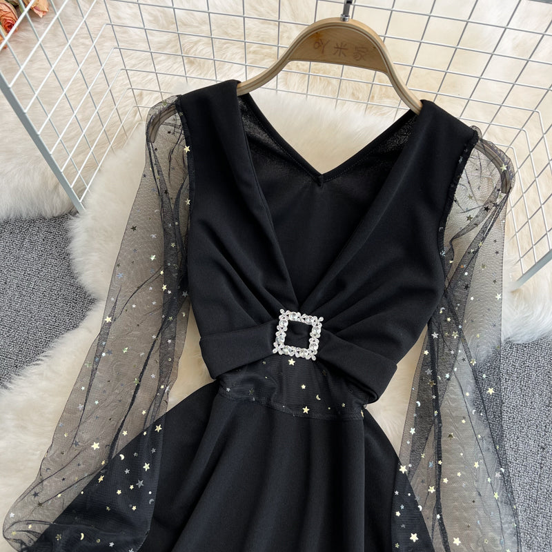 Schwarzes kurzes Kleid mit V-Ausschnitt A-Linie Modekleid 10832 