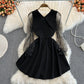 Schwarzes kurzes Kleid mit V-Ausschnitt A-Linie Modekleid 10832 