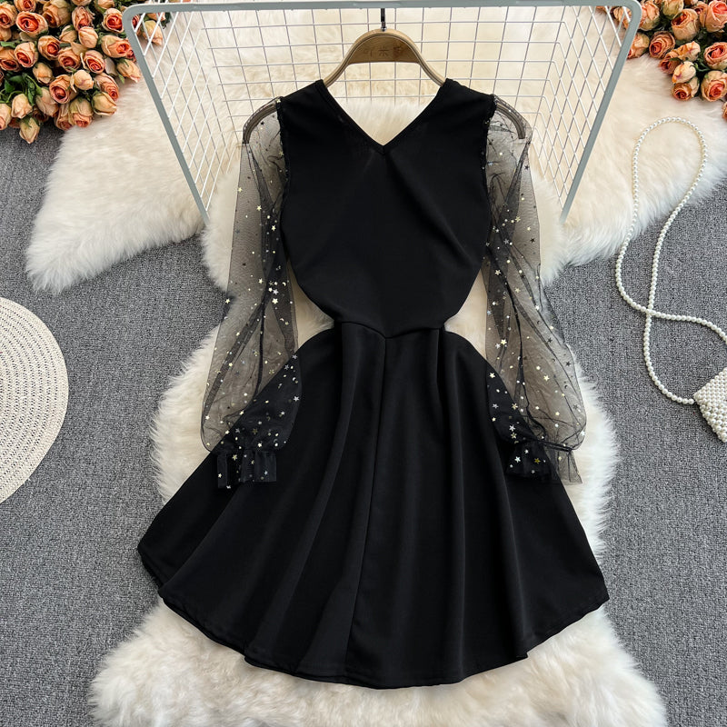 Schwarzes kurzes Kleid mit V-Ausschnitt A-Linie Modekleid 10832 