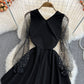 Schwarzes kurzes Kleid mit V-Ausschnitt A-Linie Modekleid 10832 