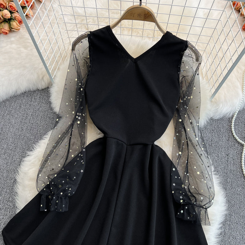 Schwarzes kurzes Kleid mit V-Ausschnitt A-Linie Modekleid 10832 