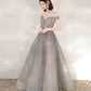 Langes Ballkleid aus grauem Tüll mit Pailletten und Stern 10545