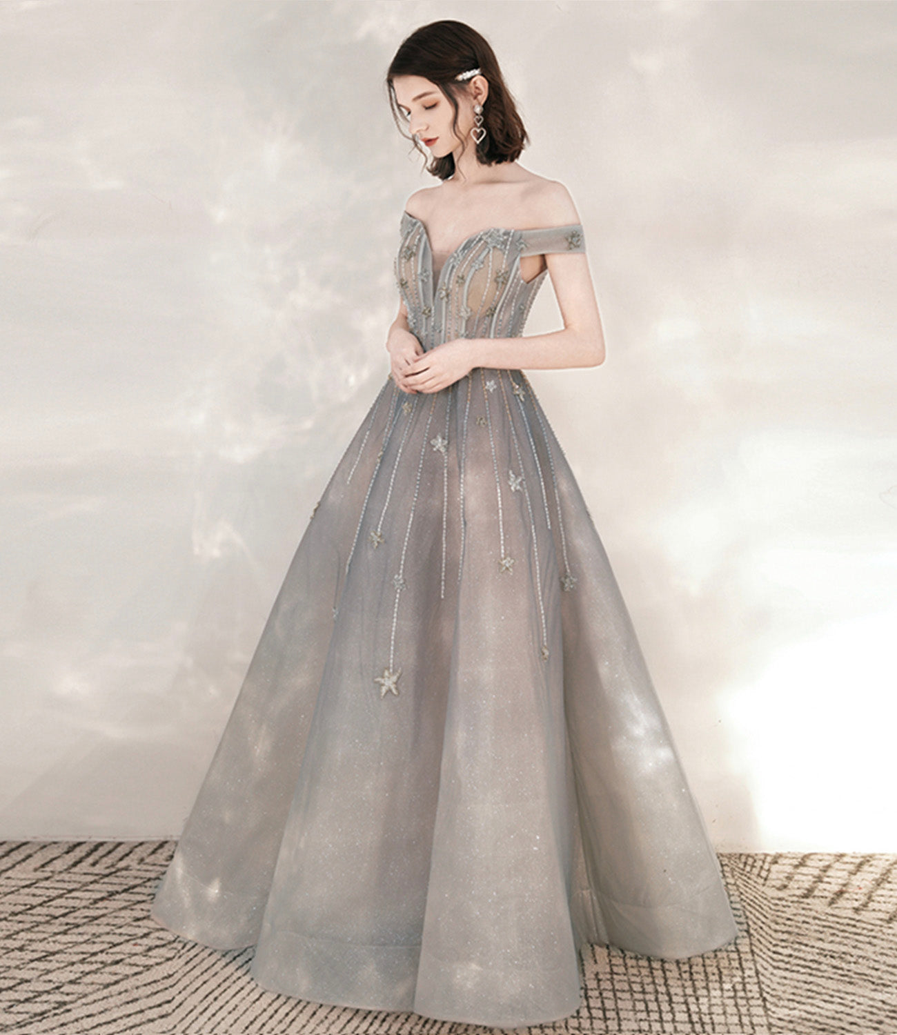 Langes Ballkleid aus grauem Tüll mit Pailletten und Stern 10545