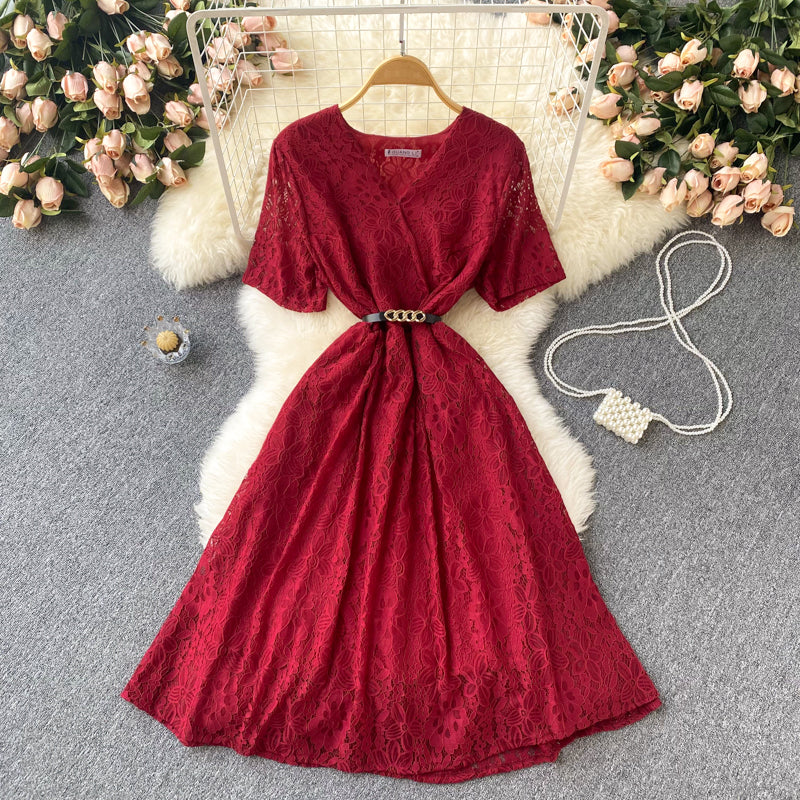 Süßes kurzes Spitzenkleid mit V-Ausschnitt A-Linie Modekleid 10668