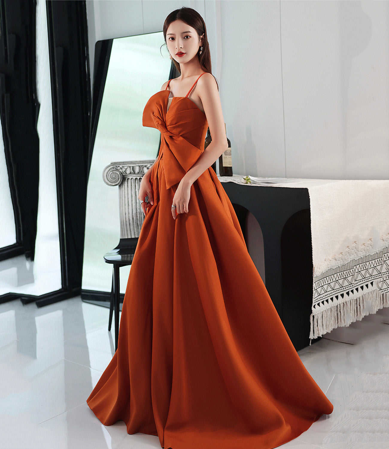 Langes Abschlussballkleid aus orangefarbenem Satin mit Schleife A-Linie formelles Kleid 10568