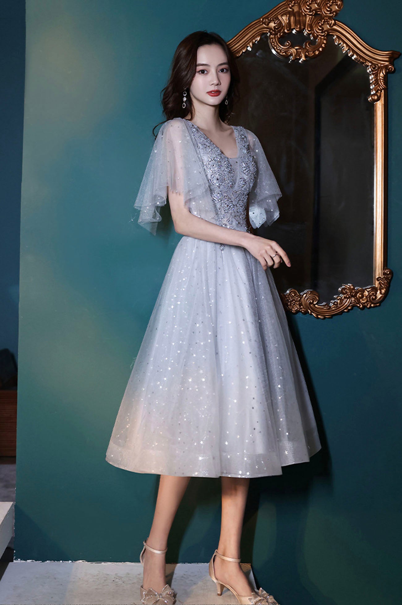 Kurzes Abschlussballkleid aus grauem Tüll mit Pailletten 10611