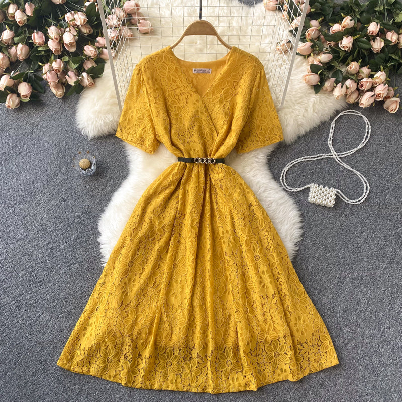 Süßes kurzes Spitzenkleid mit V-Ausschnitt A-Linie Modekleid 10668