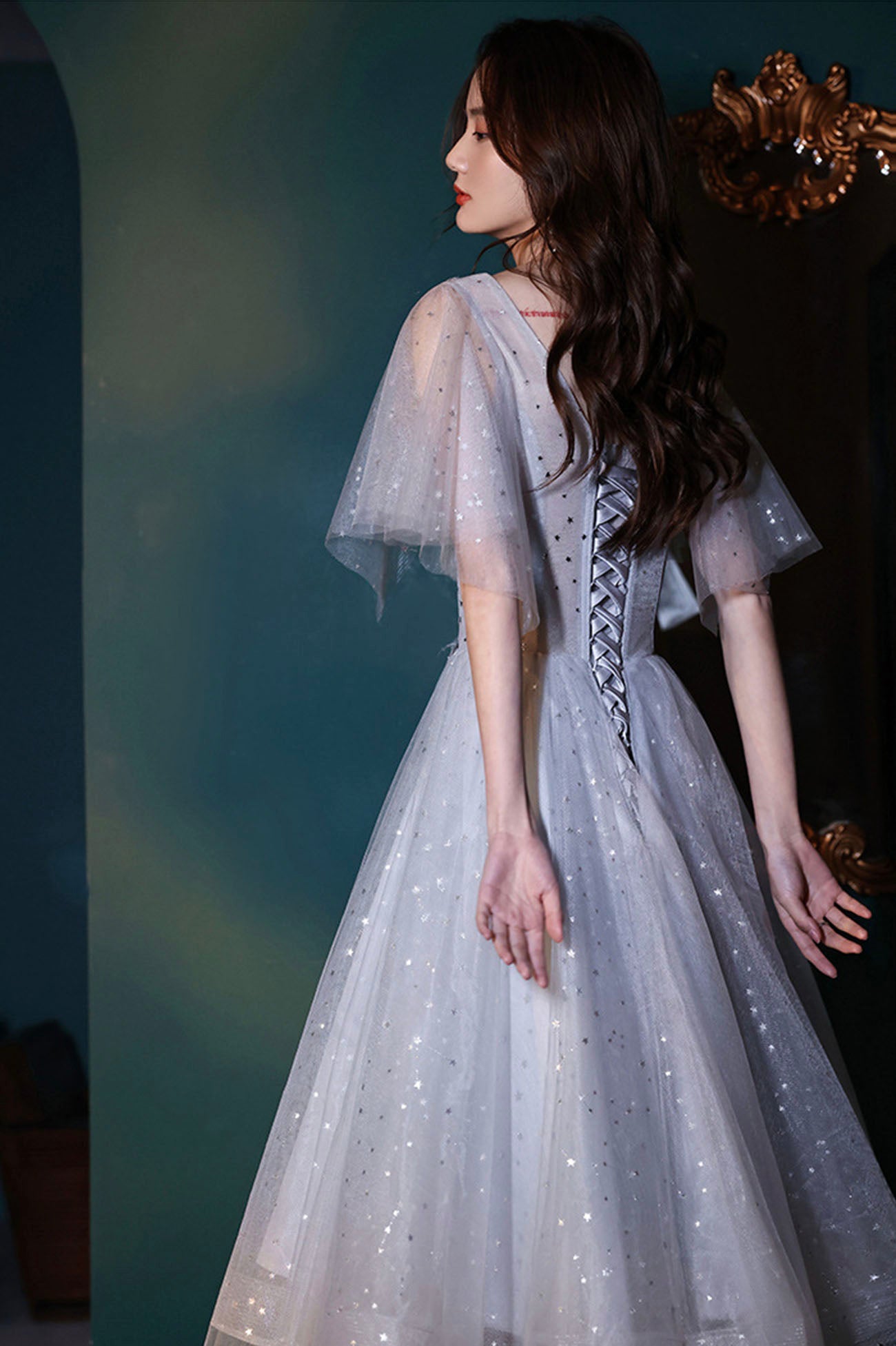 Kurzes Abschlussballkleid aus grauem Tüll mit Pailletten 10611