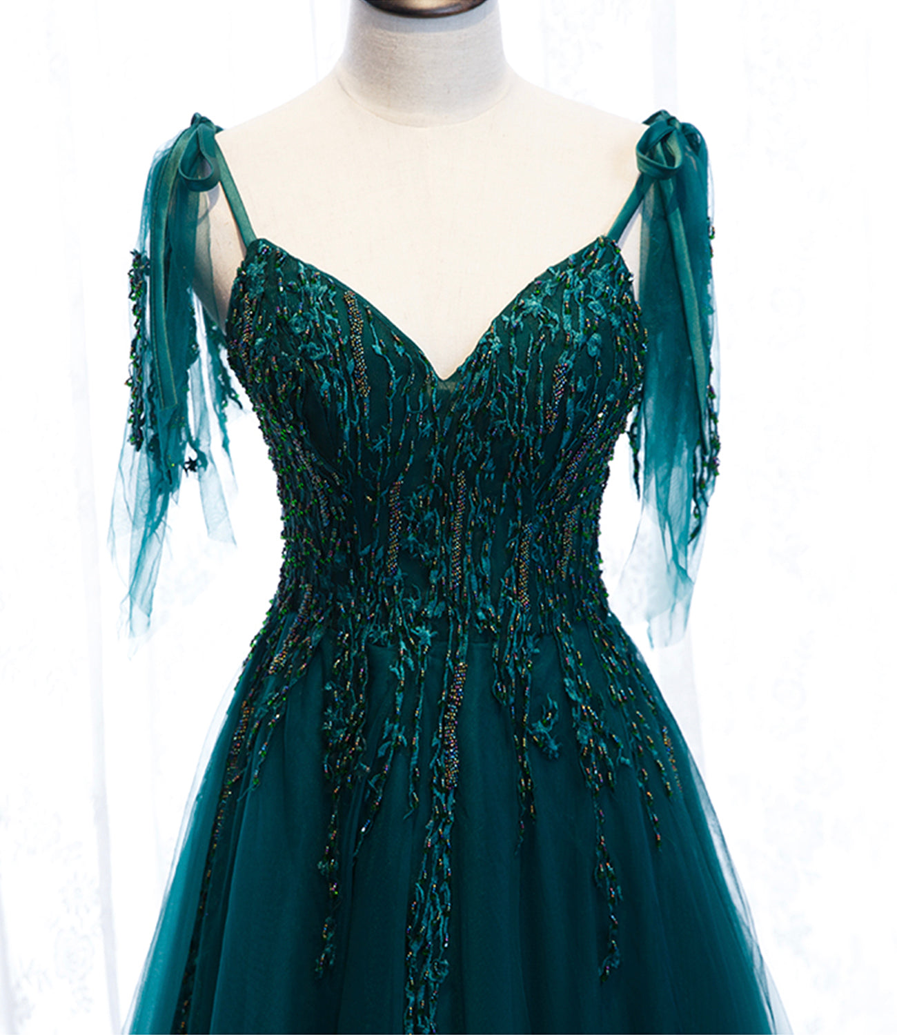 Wunderschönes, exquisites, mit Perlen besetztes, langes A-Linien-Ballkleid aus Tüll in Grün 10357
