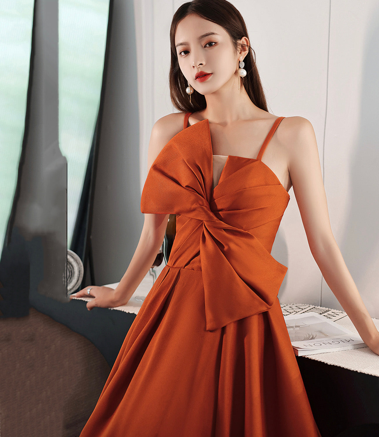 Langes Abschlussballkleid aus orangefarbenem Satin mit Schleife A-Linie formelles Kleid 10568