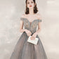 Langes Ballkleid aus grauem Tüll mit Pailletten und Stern 10545