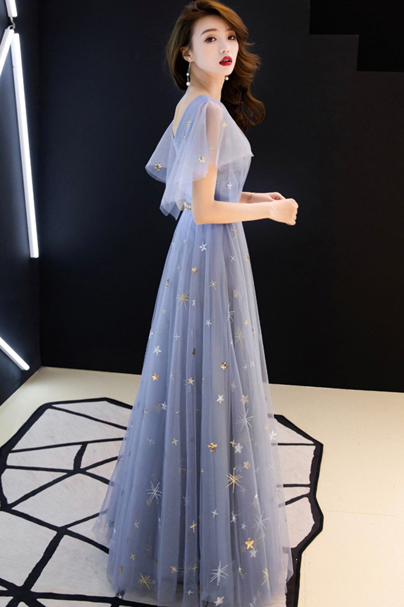 Blaues langes Ballkleid aus Tüll mit V-Ausschnitt blaues Abendkleid 10640
