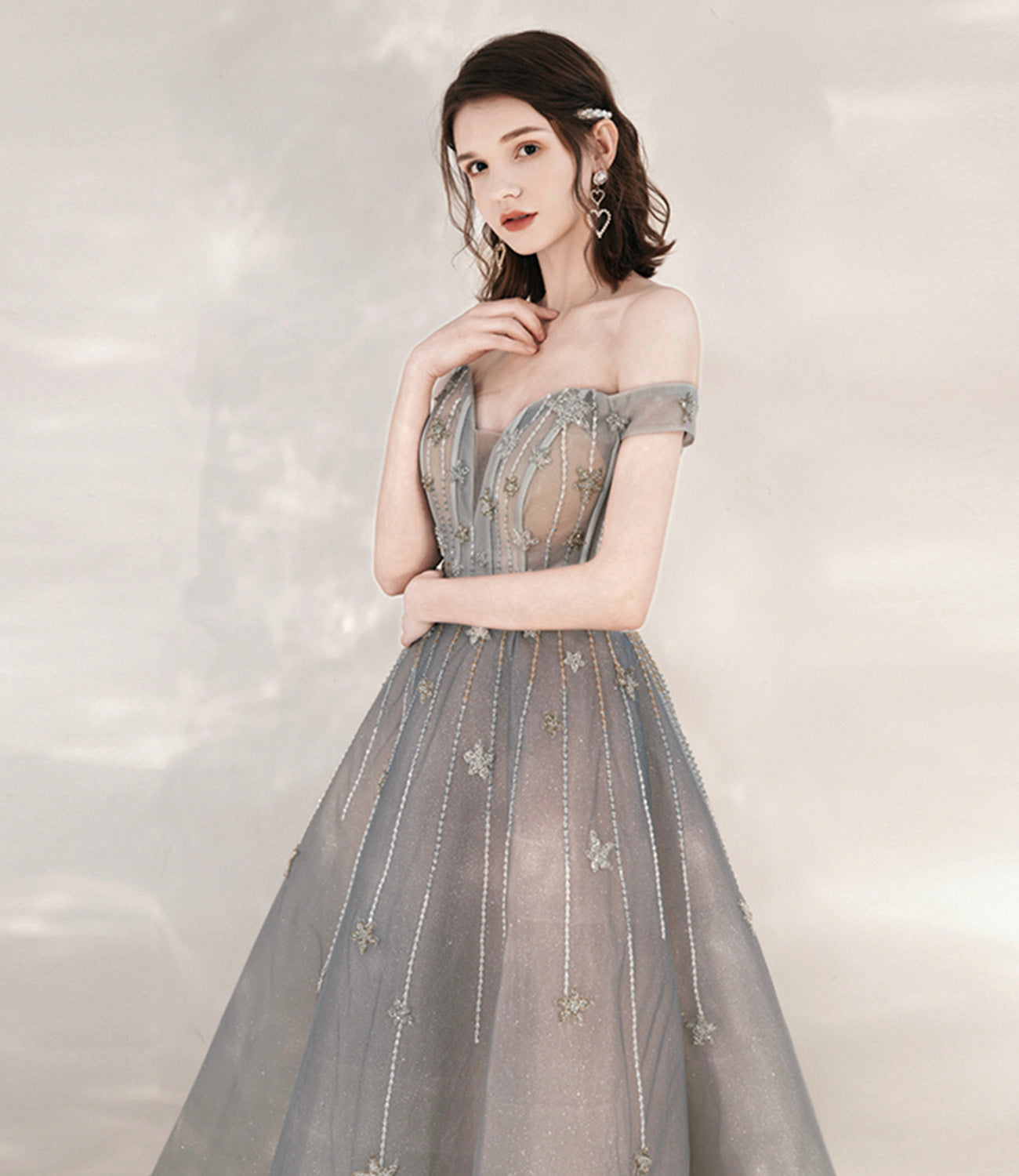 Langes Ballkleid aus grauem Tüll mit Pailletten und Stern 10545