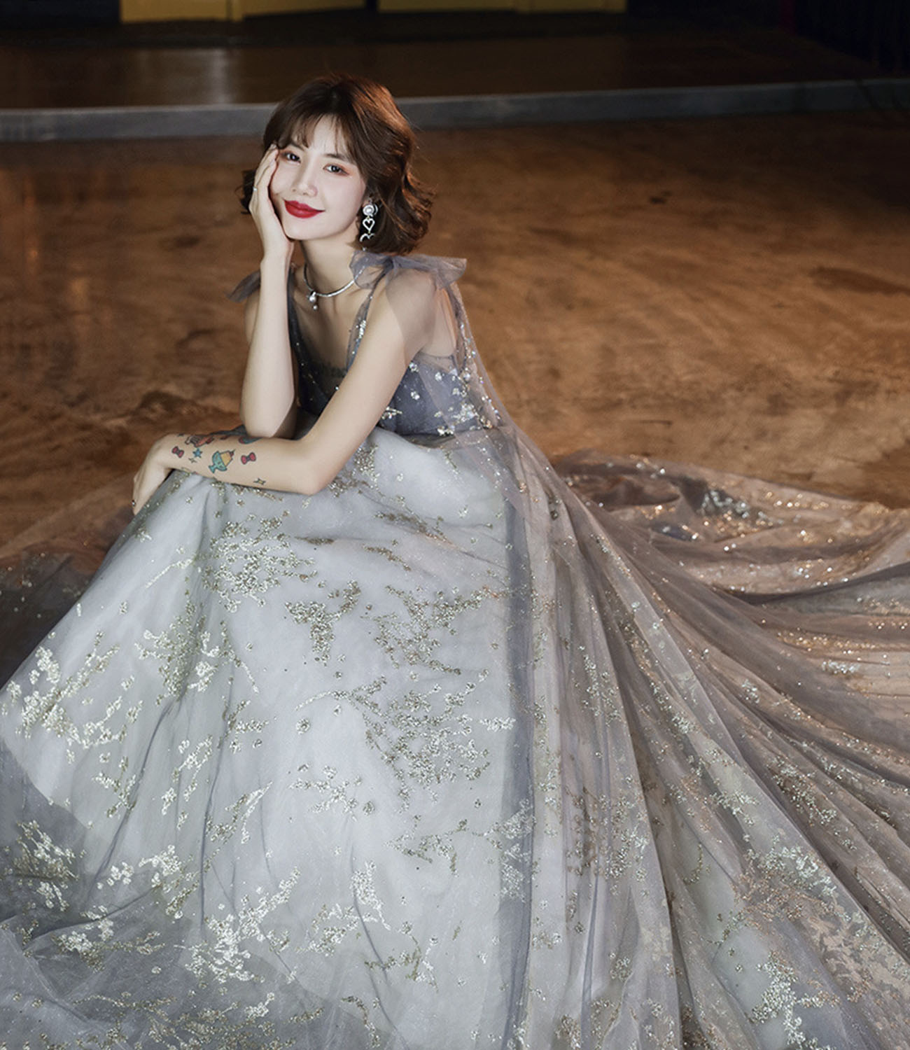 Langes Ballkleid aus grauem Tüll mit Pailletten A-Linie Abendkleid 10436
