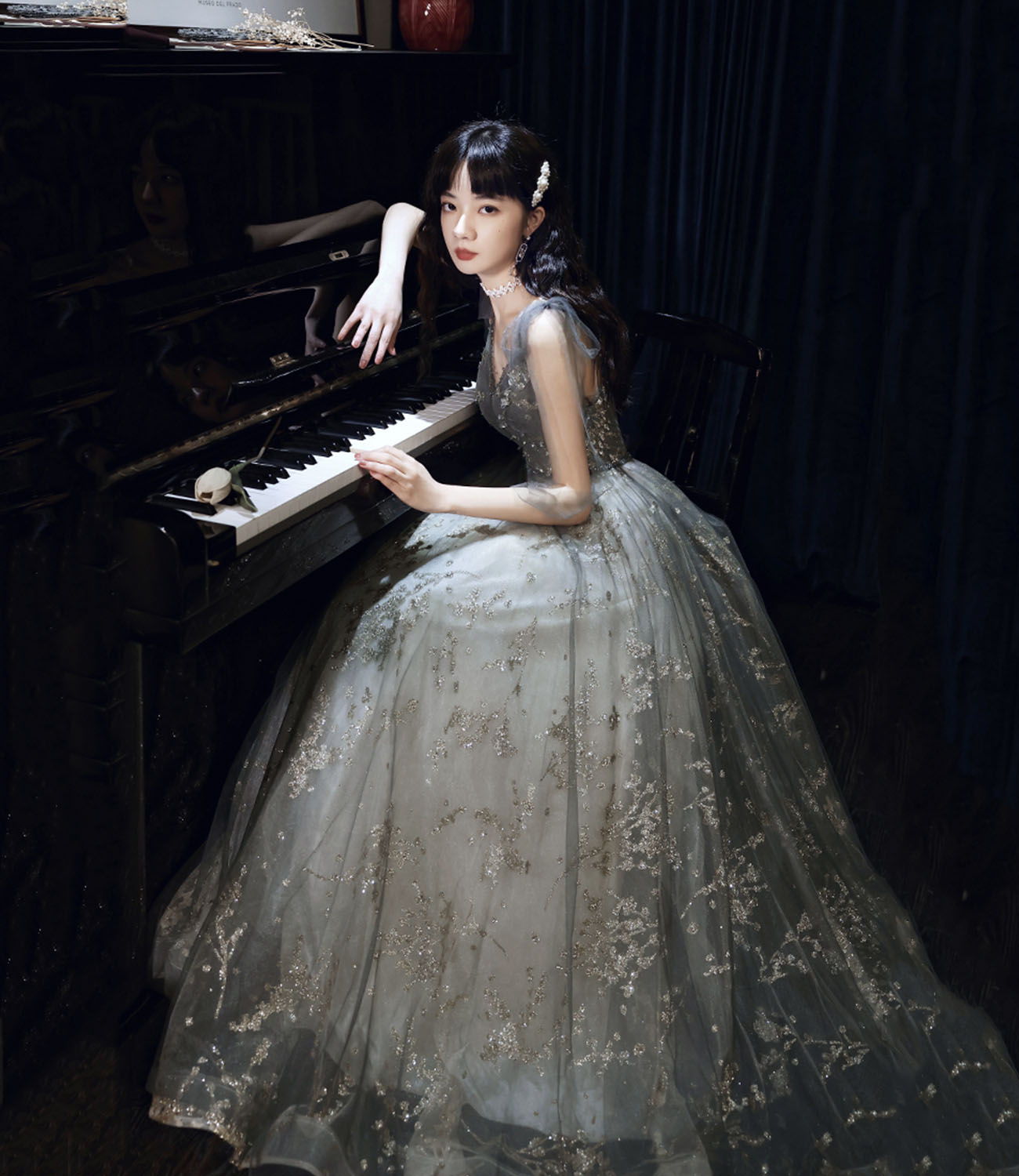 Robe de soirée trapèze en tulle gris à paillettes 10433