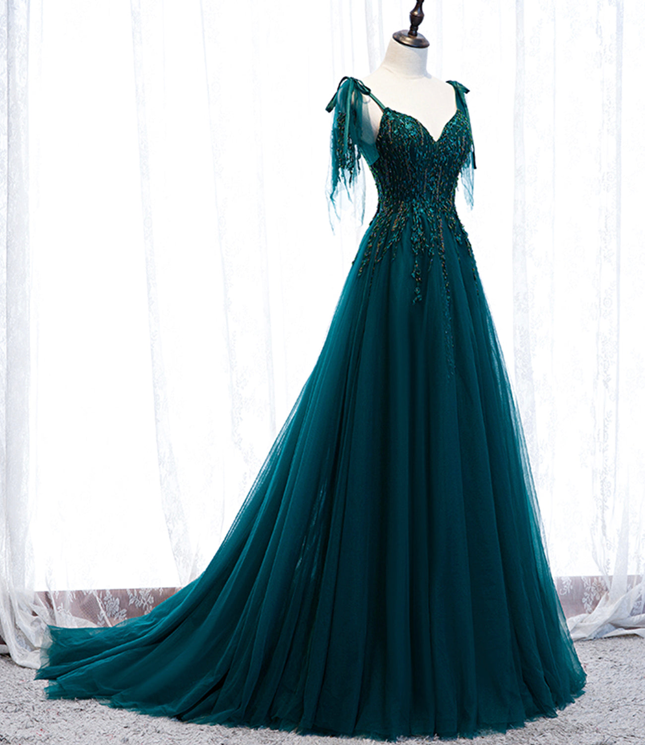 Wunderschönes, exquisites, mit Perlen besetztes, langes A-Linien-Ballkleid aus Tüll in Grün 10357