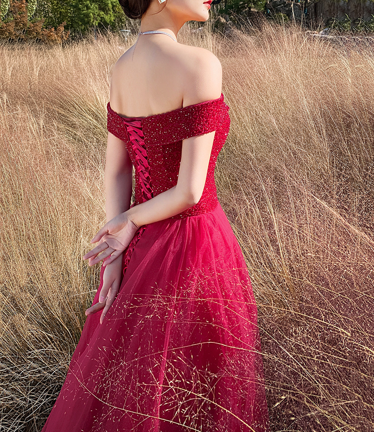 Robe de soirée longue en tulle rouge avec perles 10307