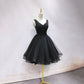 Schwarzes kurzes Ballkleid mit V-Ausschnitt und Perlen 10247