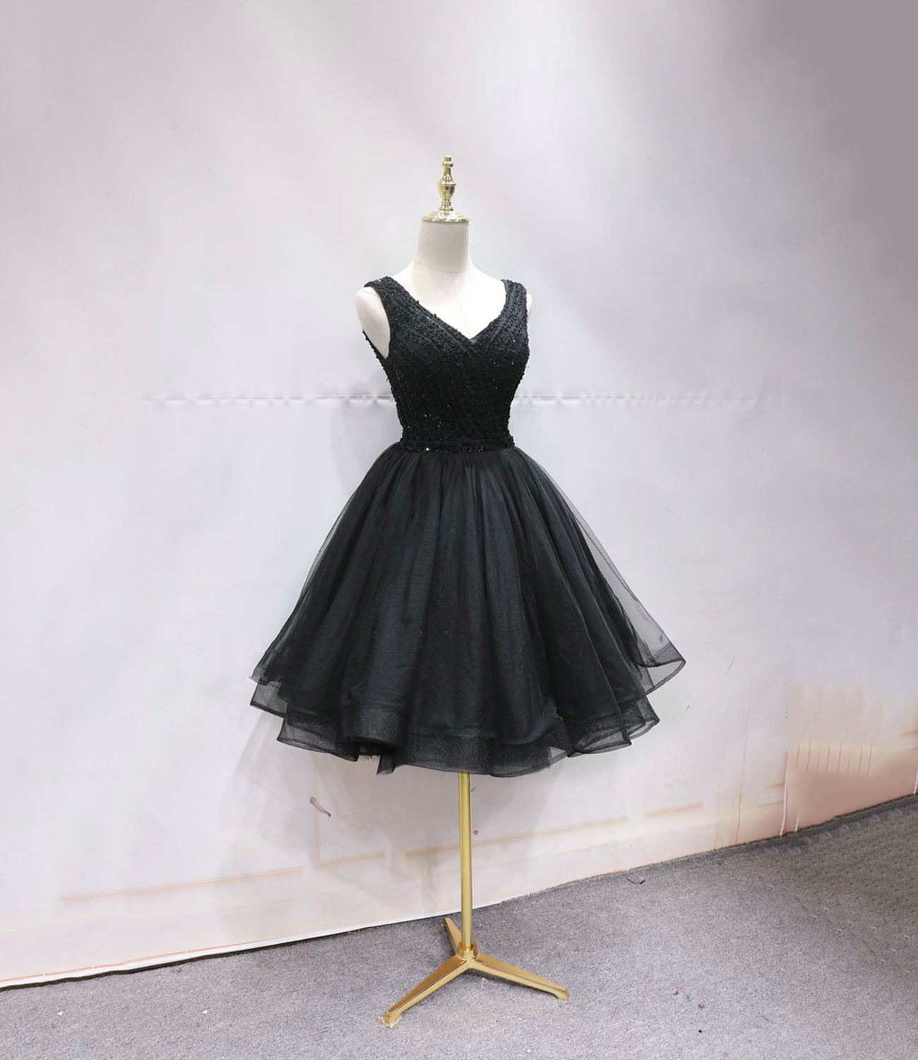 Schwarzes kurzes Ballkleid mit V-Ausschnitt und Perlen 10247