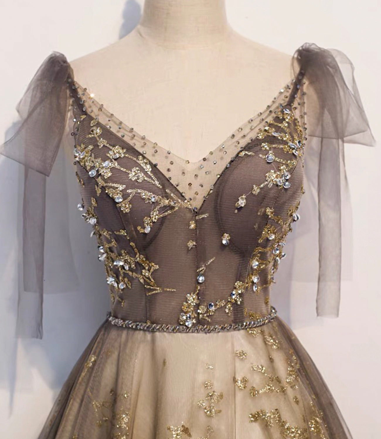 Elegantes langes Abendkleid aus Tüll mit Pailletten 10230
