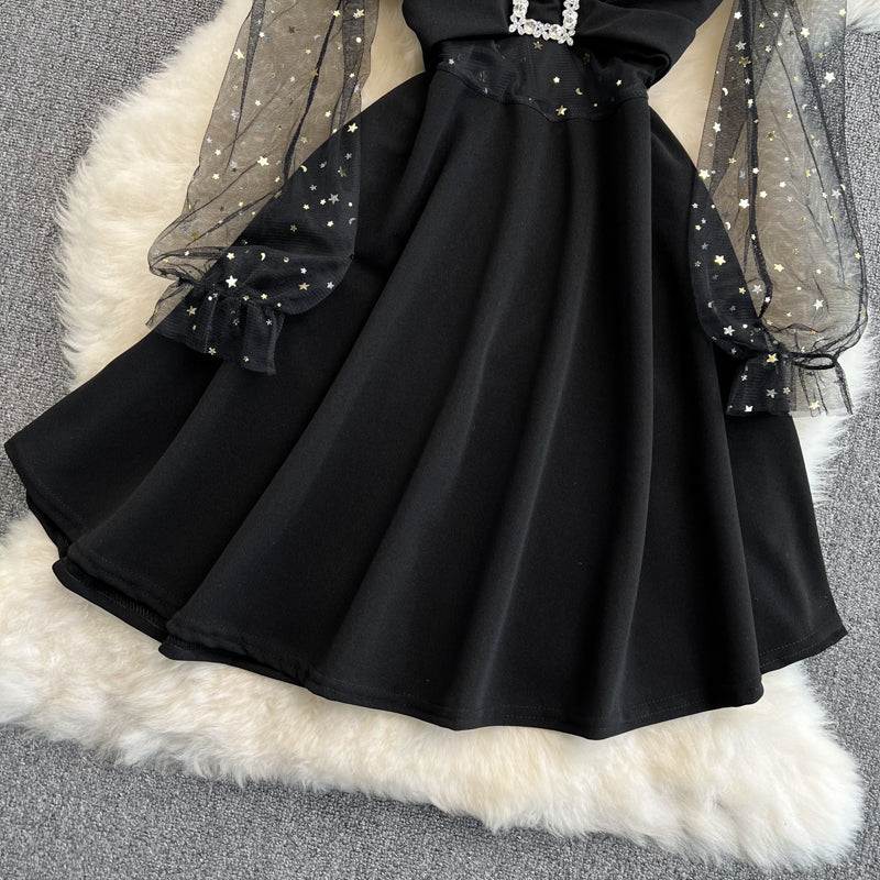 Schwarzes kurzes Kleid mit V-Ausschnitt A-Linie Modekleid 10832 