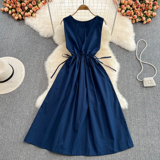 Einfaches kurzes Kleid mit V-Ausschnitt Modekleid 10695