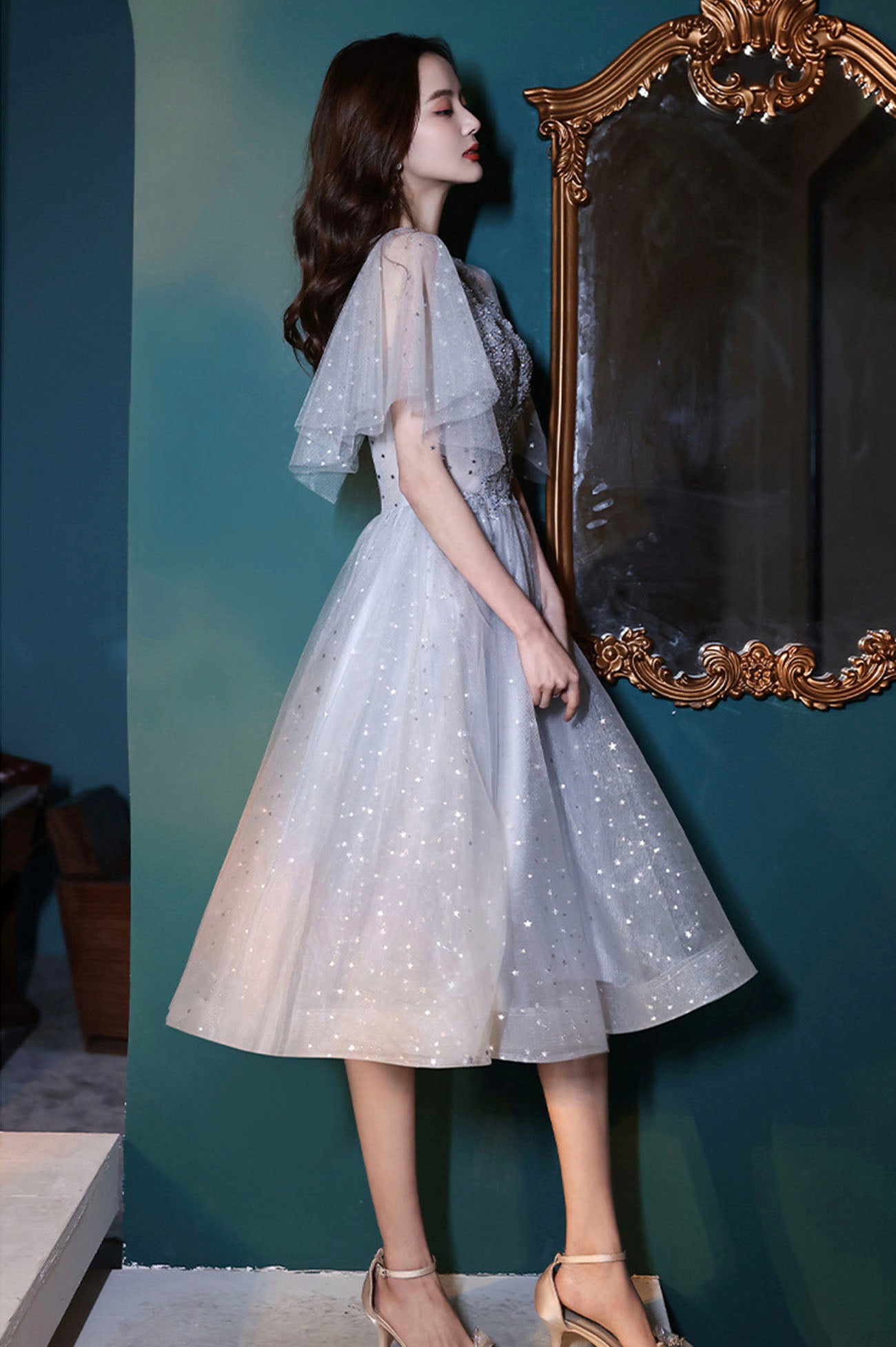 Kurzes Abschlussballkleid aus grauem Tüll mit Pailletten 10611