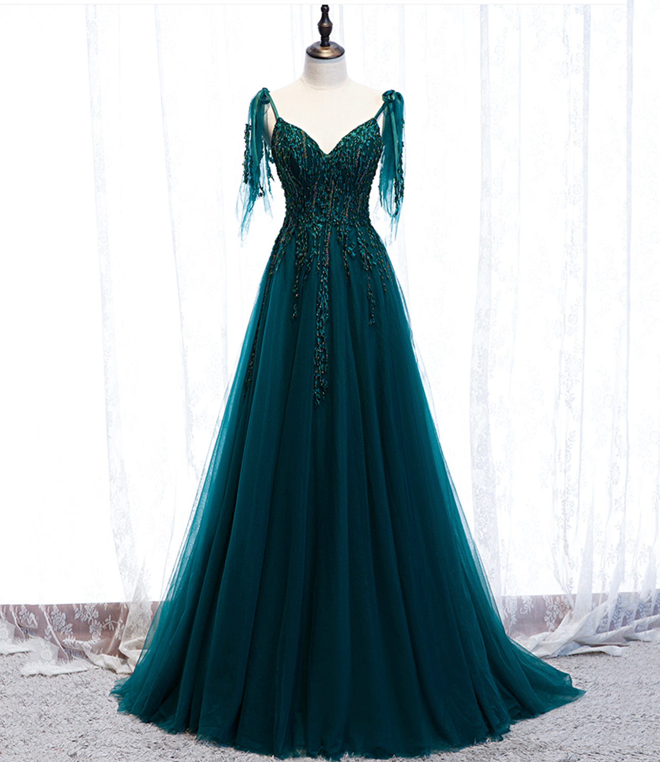 Wunderschönes, exquisites, mit Perlen besetztes, langes A-Linien-Ballkleid aus Tüll in Grün 10357