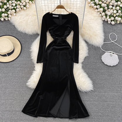 Robe noire à manches longues et col en V 10844