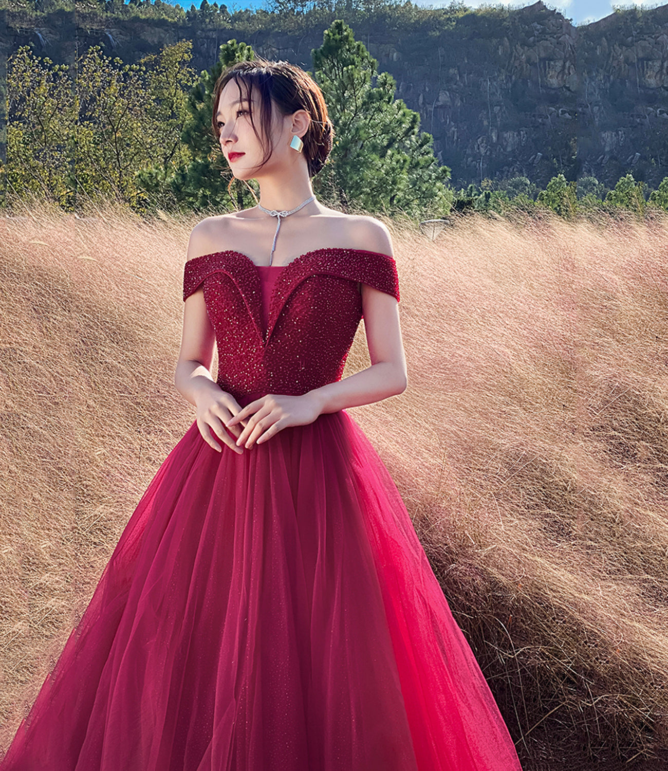 Robe de soirée longue en tulle rouge avec perles 10307